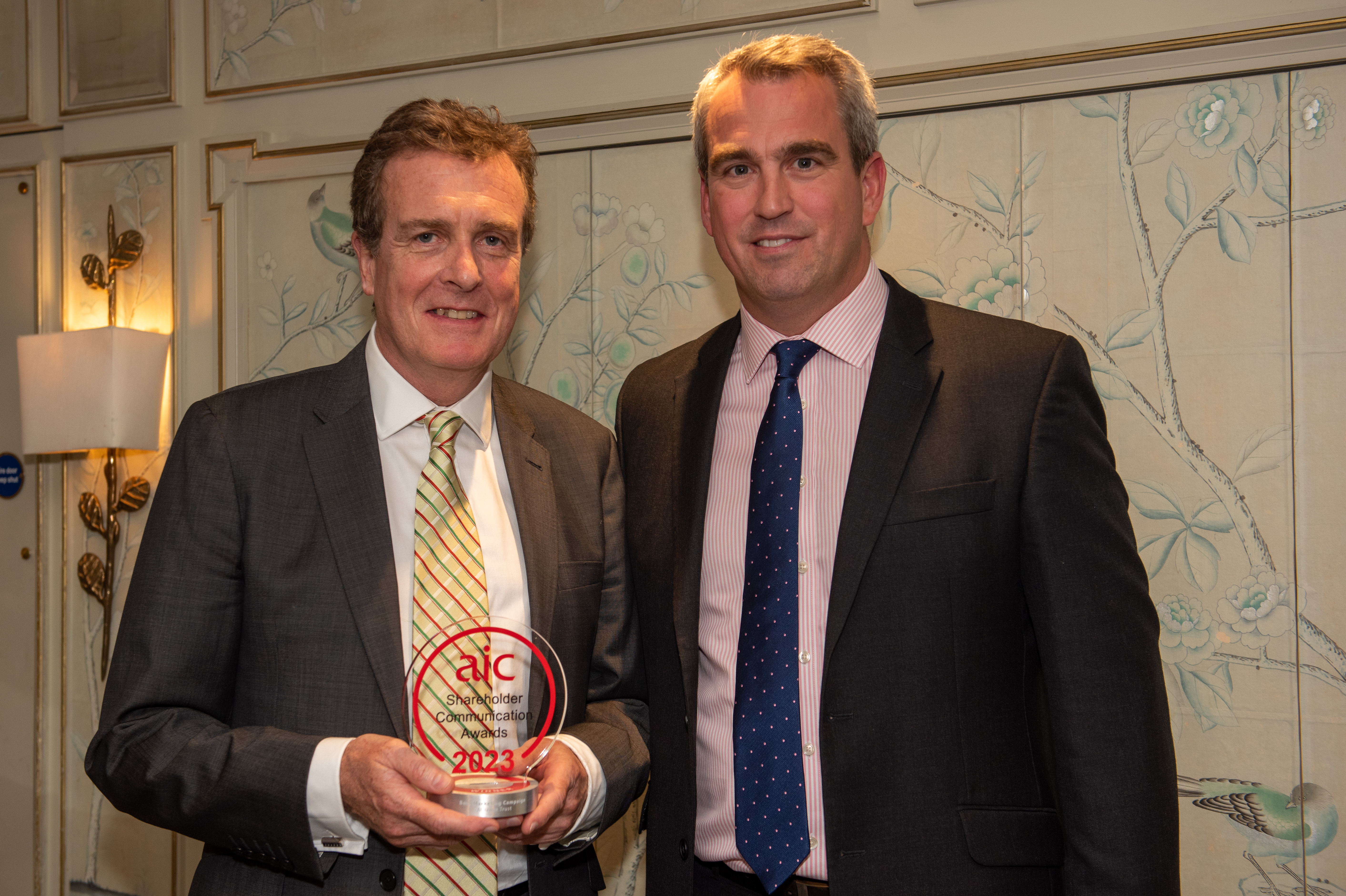 Mark Atkinson, Senior Director, Client Management, Wealth & Retail, receiving the award