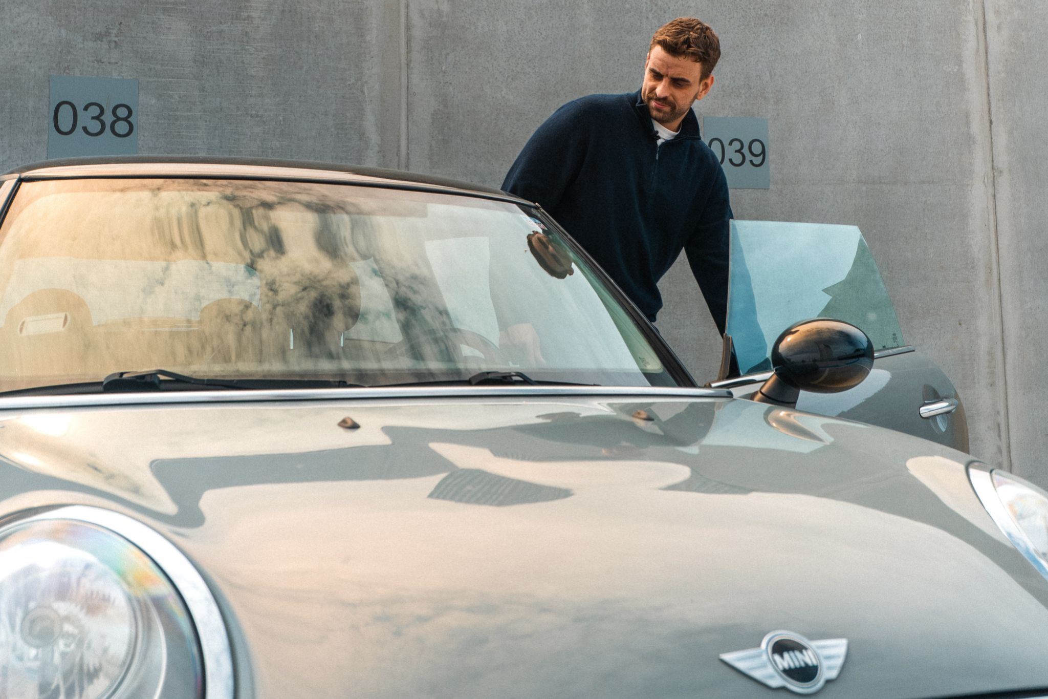 Mand stiger ind i Mini Cooper