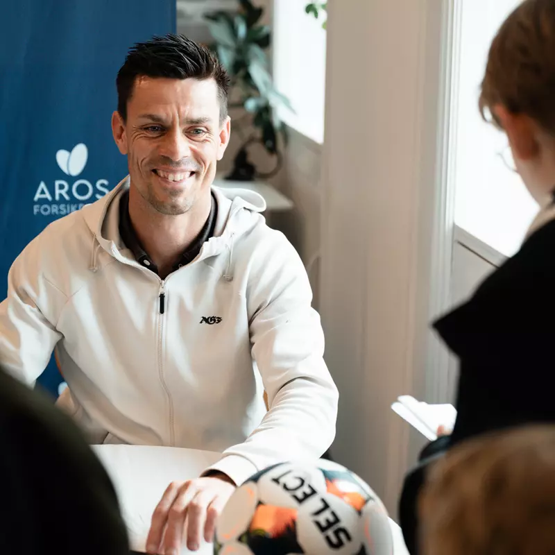 AGF spiller smiler ved Aros Forsikrings påskeevent 2025 med fodbold og fans
