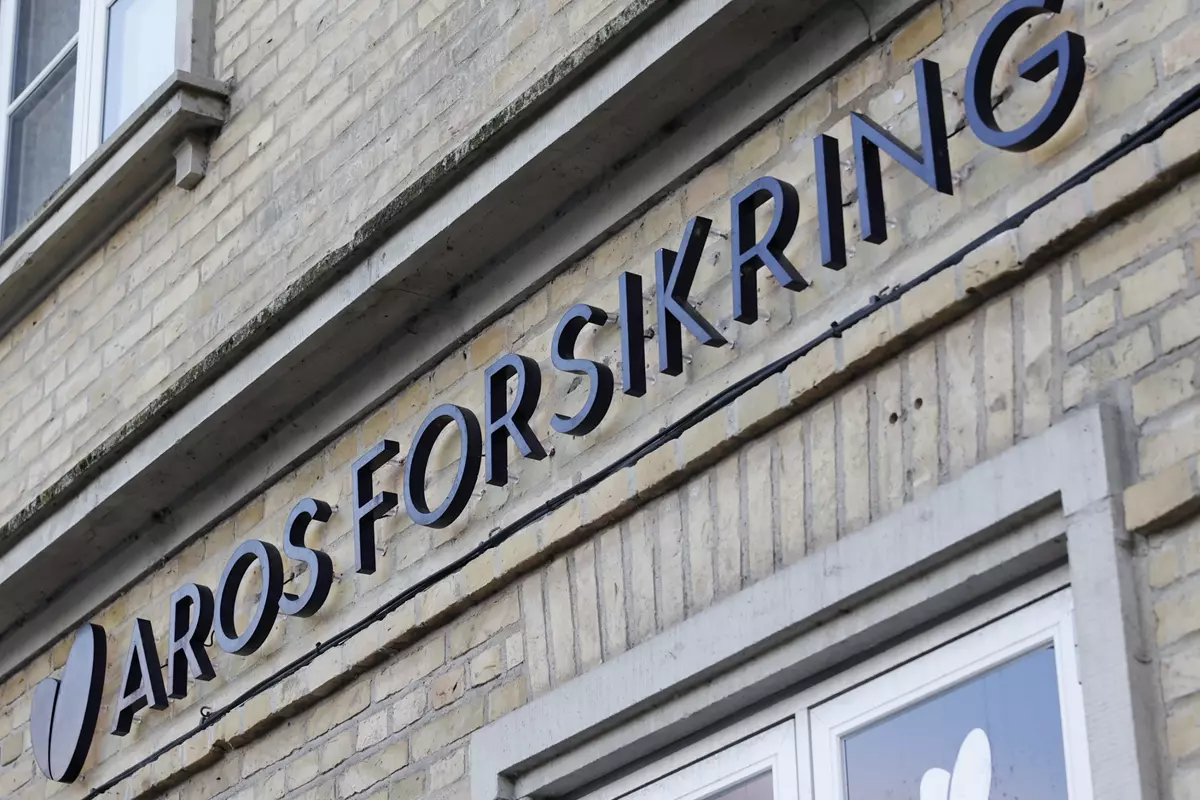 Aros Forsikrings logo, på butiksfacade.