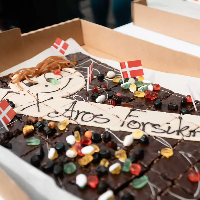 Aros Forsikring kage med logo, pyntet med Dannebrog og slik ved AGF påskeevent