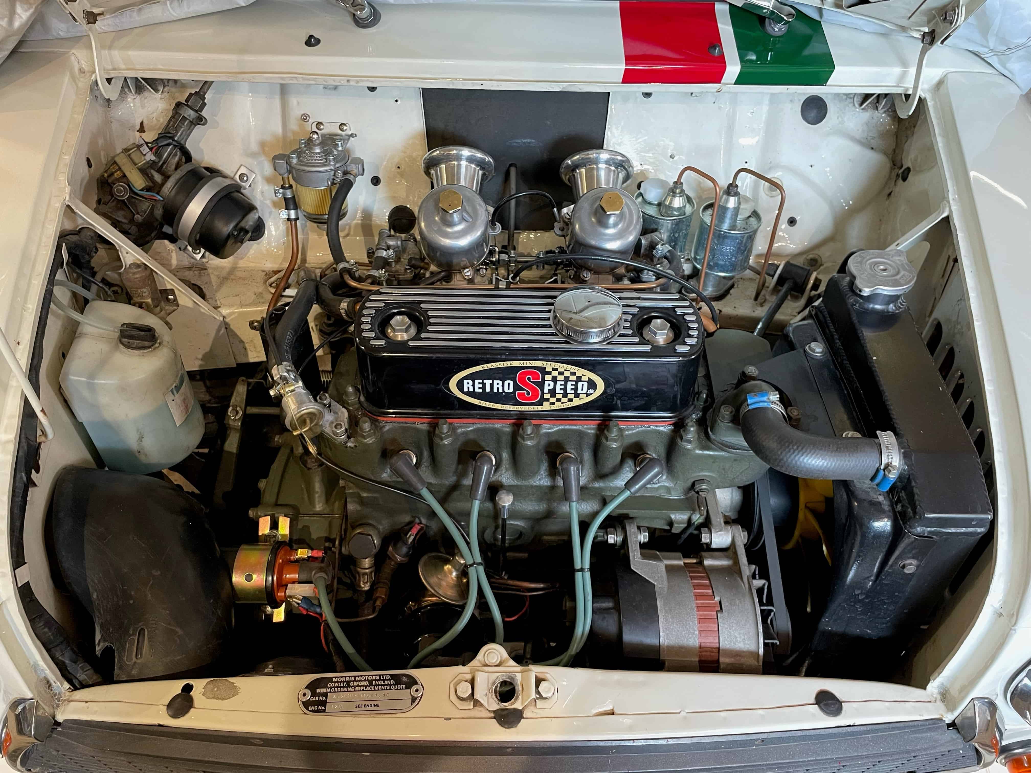 Motorrum af en klassisk Mini veteranbil restaureret af RetroSpeed