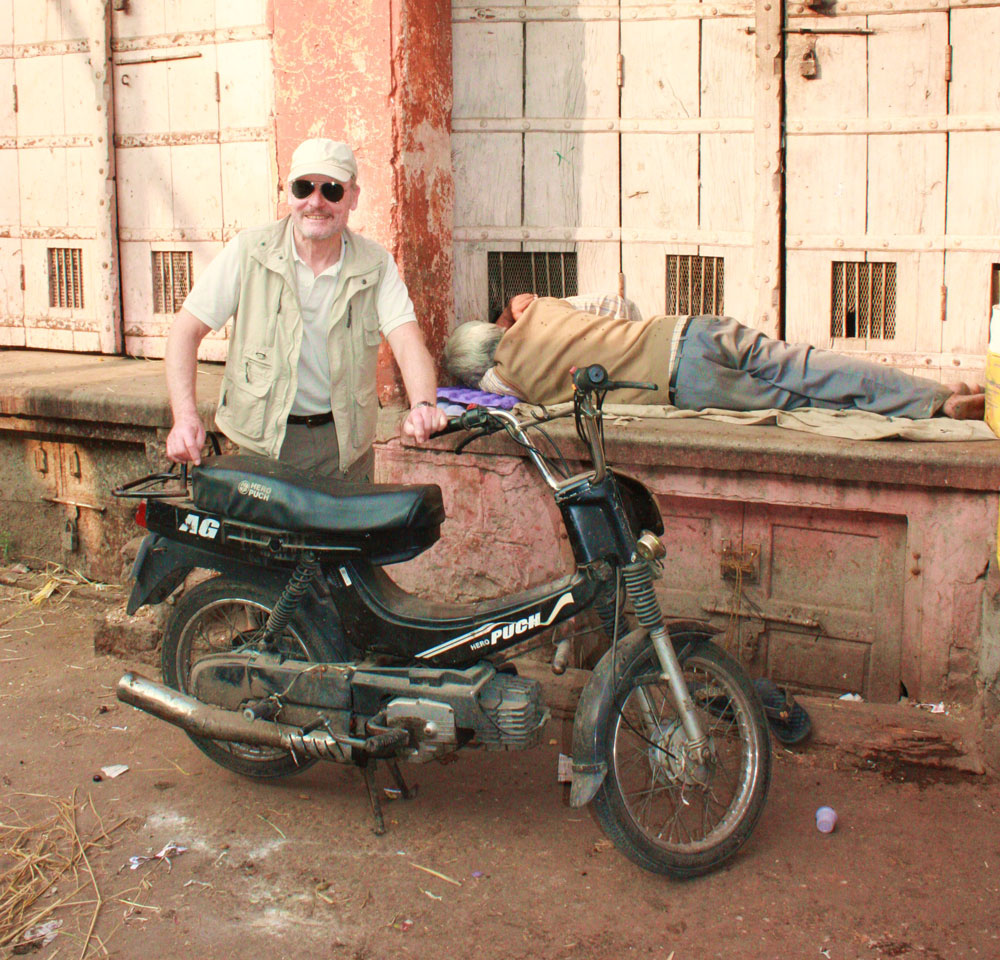 En mand der står sammen med sin puch maxi.