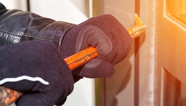 En opbrækket dør, smadrede vinduer og et gennemrodet hjem. Tanken om, at fremmede mennesker har støvsuget hjemmet for værdigenstande, kan få det til at løbe koldt ned ad ryggen på de fleste mennesker. Det handler om menneskelige såvel som økonomiske omkostninger, når du oplever et indbrud.