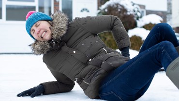 Hvordan forebygger du skader på dit hus, din bil og ikke mindst dig selv under en snestorm, og hvad skal du gøre, hvis uheldet alligevel er ude? I denne artikel får du en række forebyggende råd, ligesom vi også guider dig til, hvordan du skal forholde dig, hvis uheldet er ude.