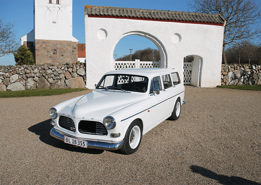 En volvo holder parkeret foran en kirke.