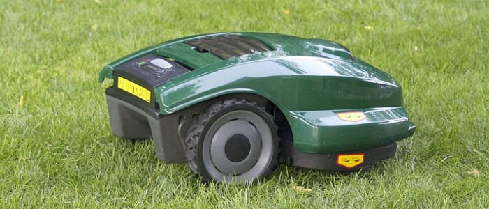 Robotplæneklippere er blevet en populær hjælper i haverne. Hvad kan du gøre for at undgå, at din robotplæneklipper bliver stjålet? Og dækker forsikringen, hvis den bliver stjålet?