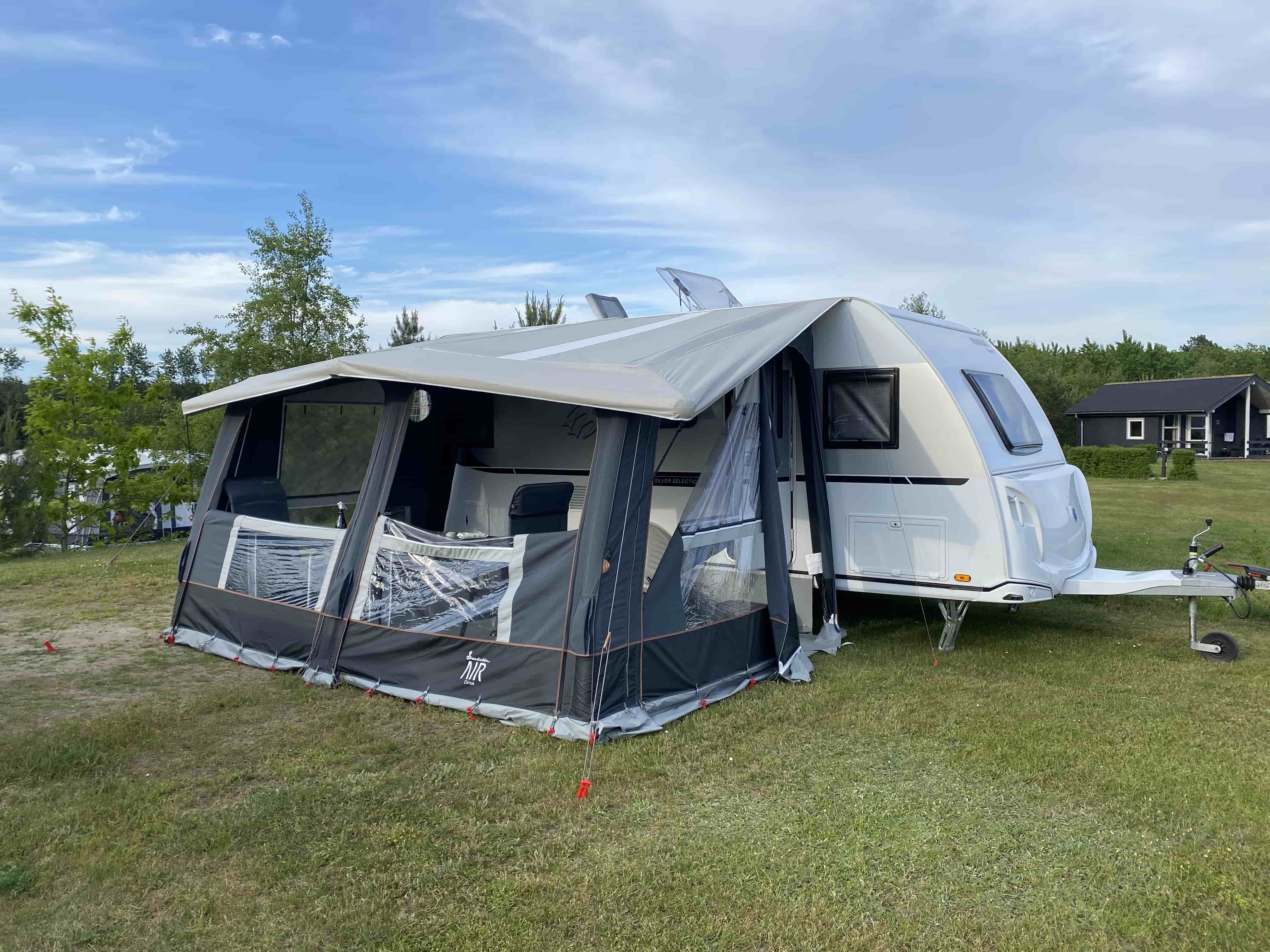 Som nyslået campingvognsejer og Økonomichef hos Aros Forsikring deler Flemming Ravnsbæk gerne ud af sine gode råd, når det handler om at forsikre sin campingvogn optimalt. For hvad bør du egentlig være særligt opmærksom på, når du tegner forsikringer?