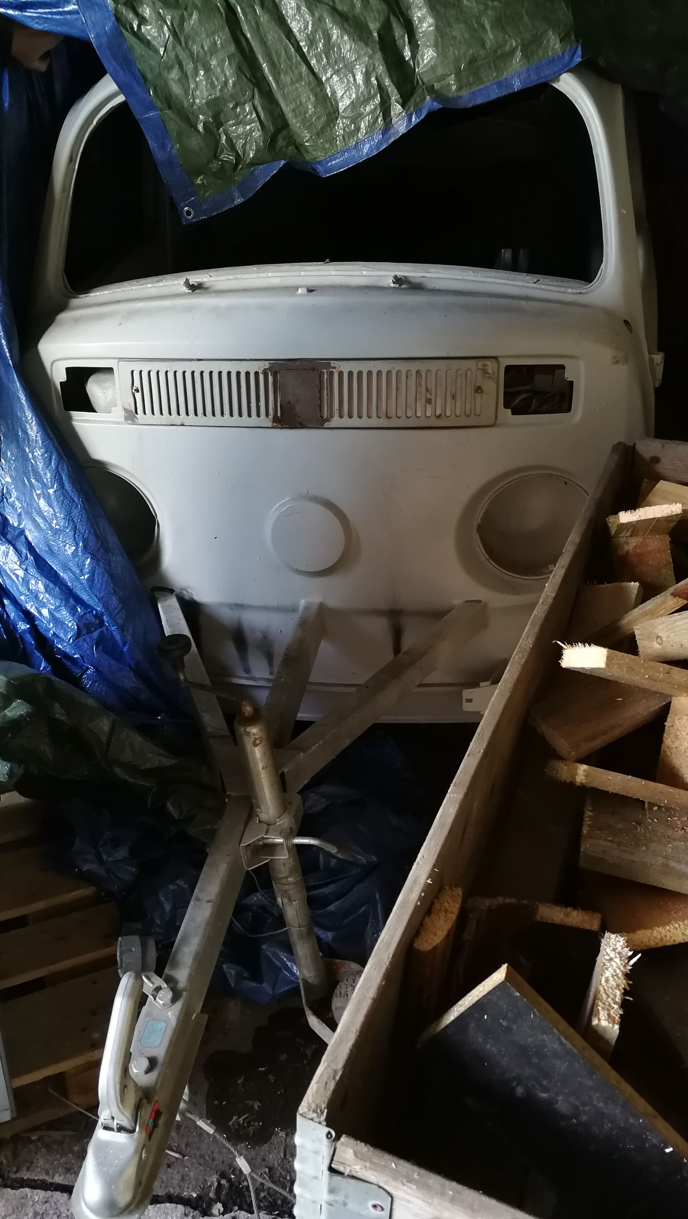 Billedet viser reservedele fra en veteranbil.