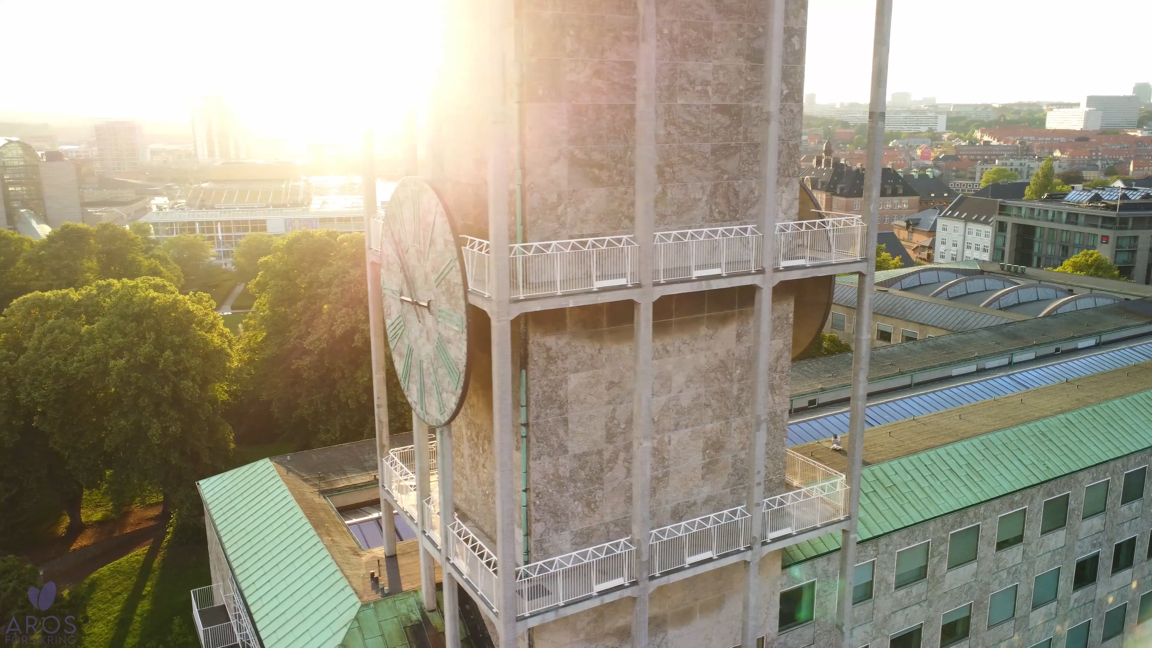 Videoen viser en dronevideo af Aarhus. Her ser man nogle af attraktionerne i Aarhus, såsom rådhuset, den gamle by osv.