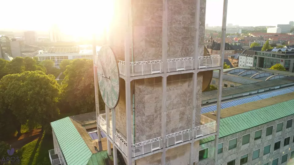 Videoen viser en dronevideo af Aarhus. Her ser man nogle af attraktionerne i Aarhus, såsom rådhuset, den gamle by osv.