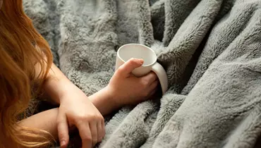 De høje energipriser gør det fristende at sænke temperaturen i hjemmet, men bliver der for koldt, risikerer du fugt, skimmelsvamp og frostsprængte rør – selvforskyldte skader, som forsikringen ikke dækker.