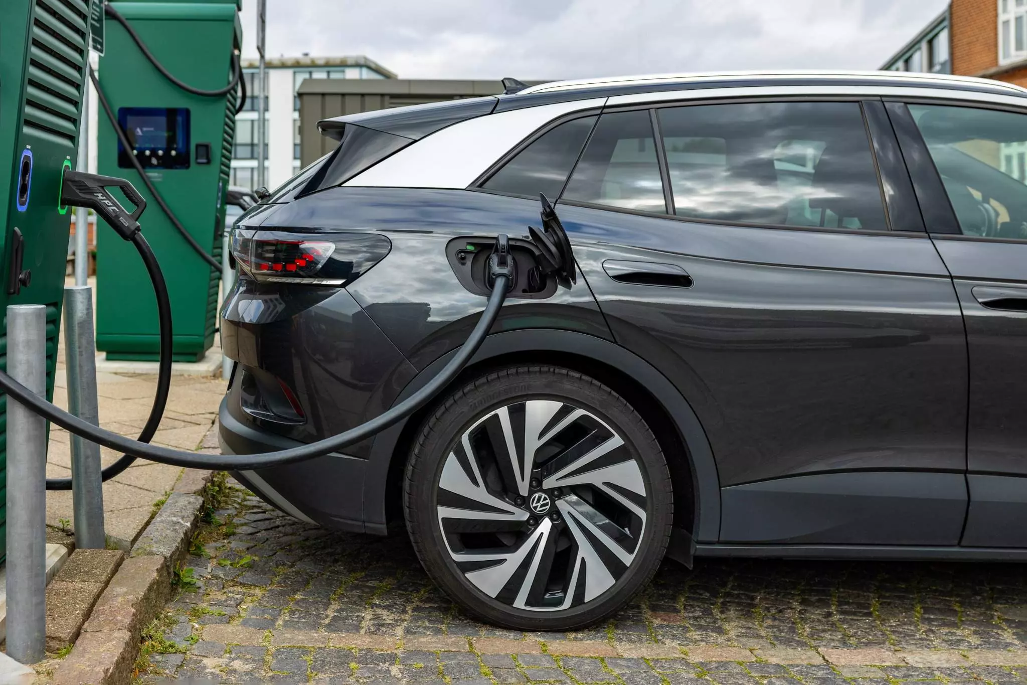 Elbil der holder parkeret udenfor mens den oplader.