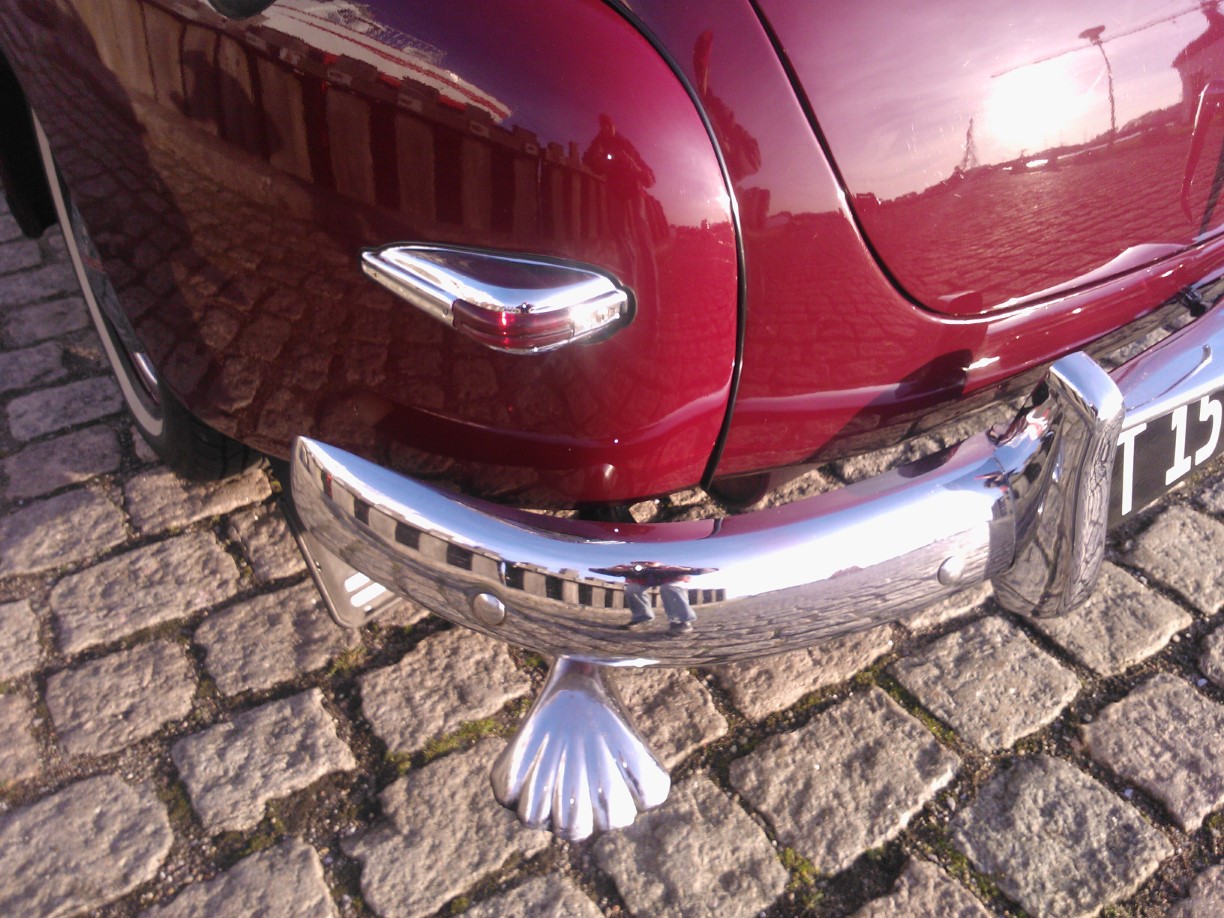 Nærbillede af fronten af en rød bil.