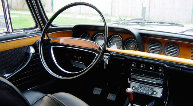 Man ser en veteranbil indefra.