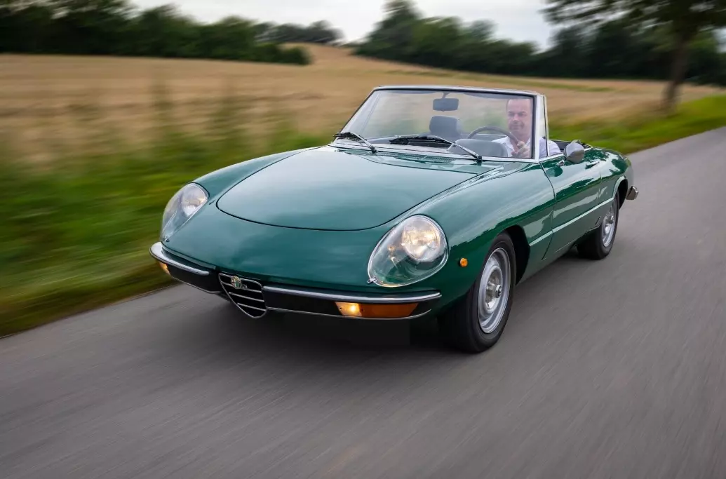Mand kører på landevej i en gammel Alfa Romeo veteranbil