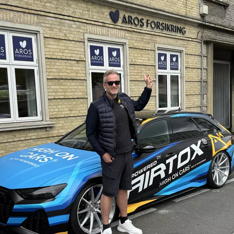 Niels Becker foran forsikringsbutik på Park Alle 1