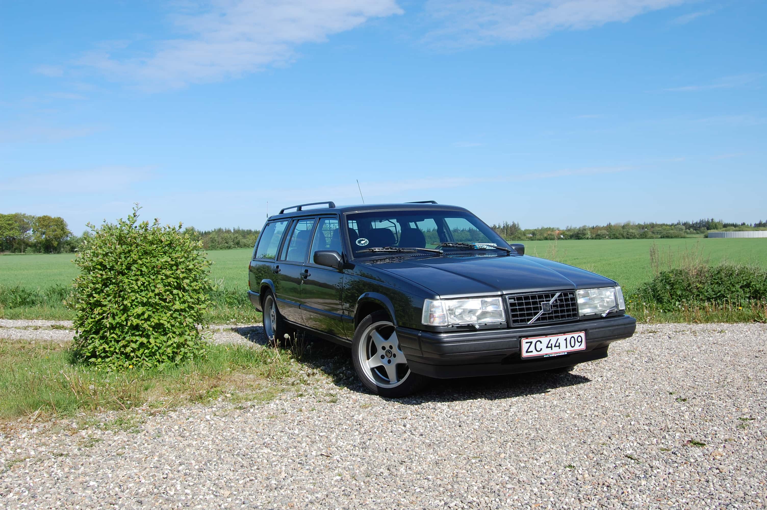 Billedet viser en volvo 940Se set forfra.