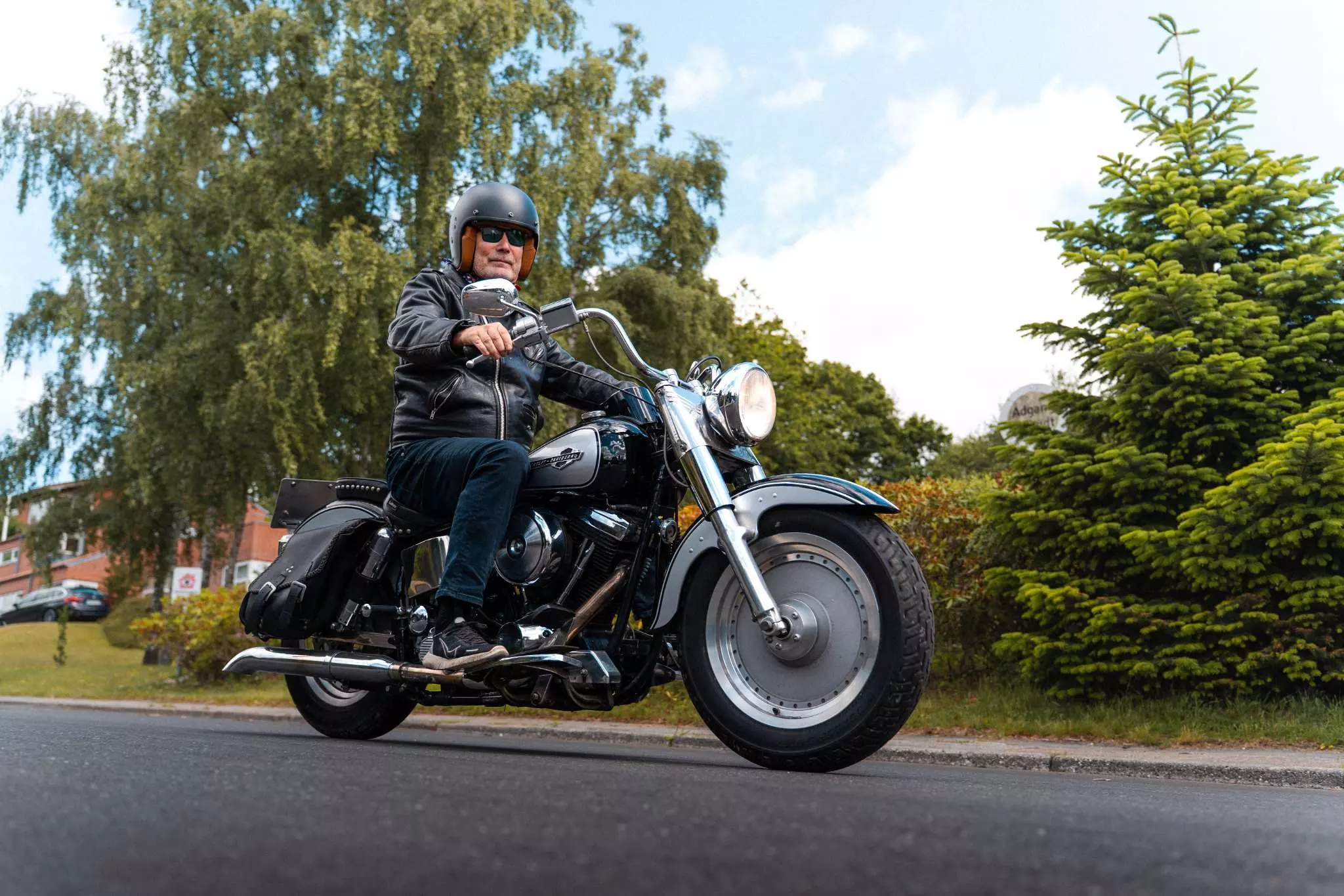 Mand kører på veteranmotorcykel
