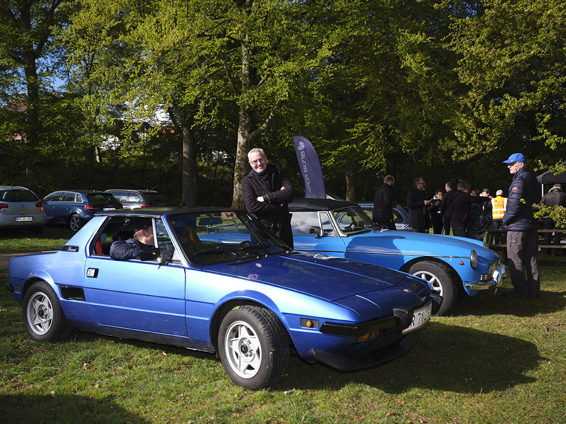 Billede af to klassiske biler.