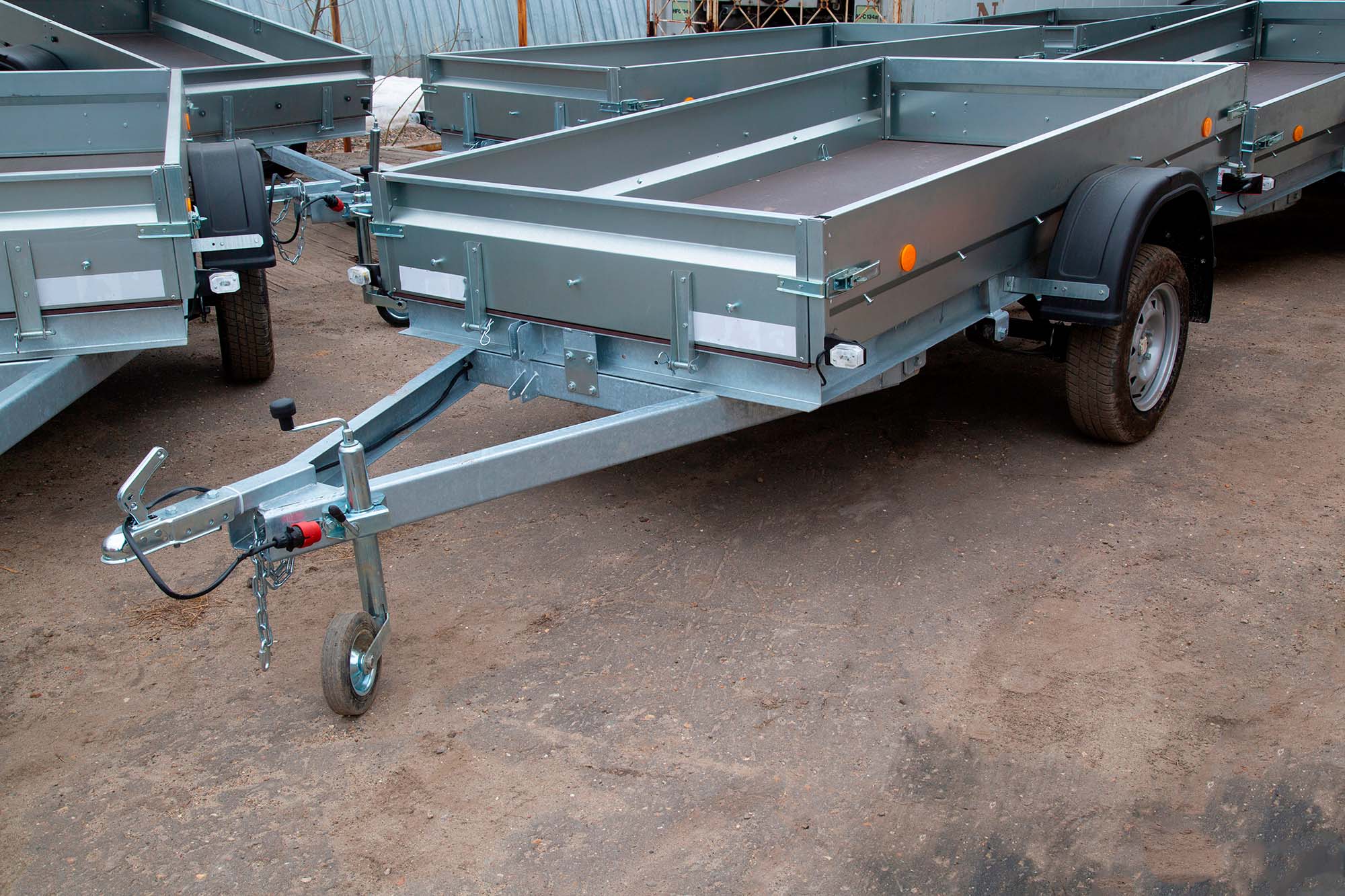 Grå trailer i forgrunden og flere trailere i baggrunden. 