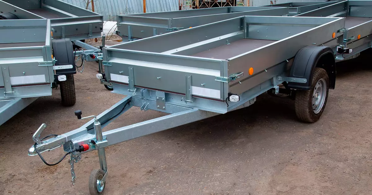 Grå trailer i forgrunden og flere trailere i baggrunden.