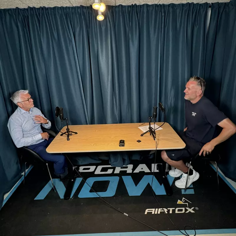 Morten Dissing fra Aros Forsikring og Niels Becker fra High on Cars laver podcast i studie