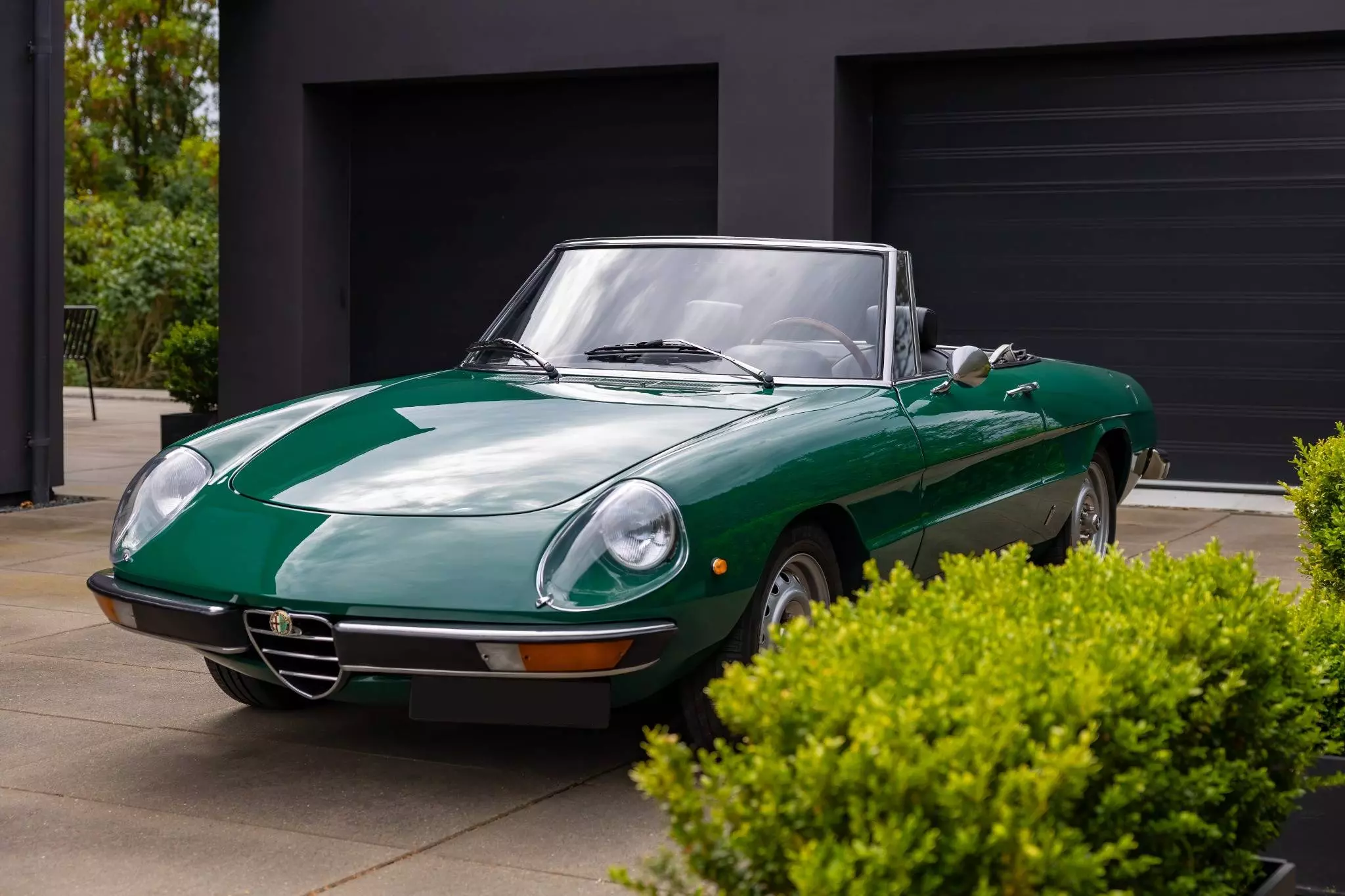 Alfa Romeo holder i indkørsel