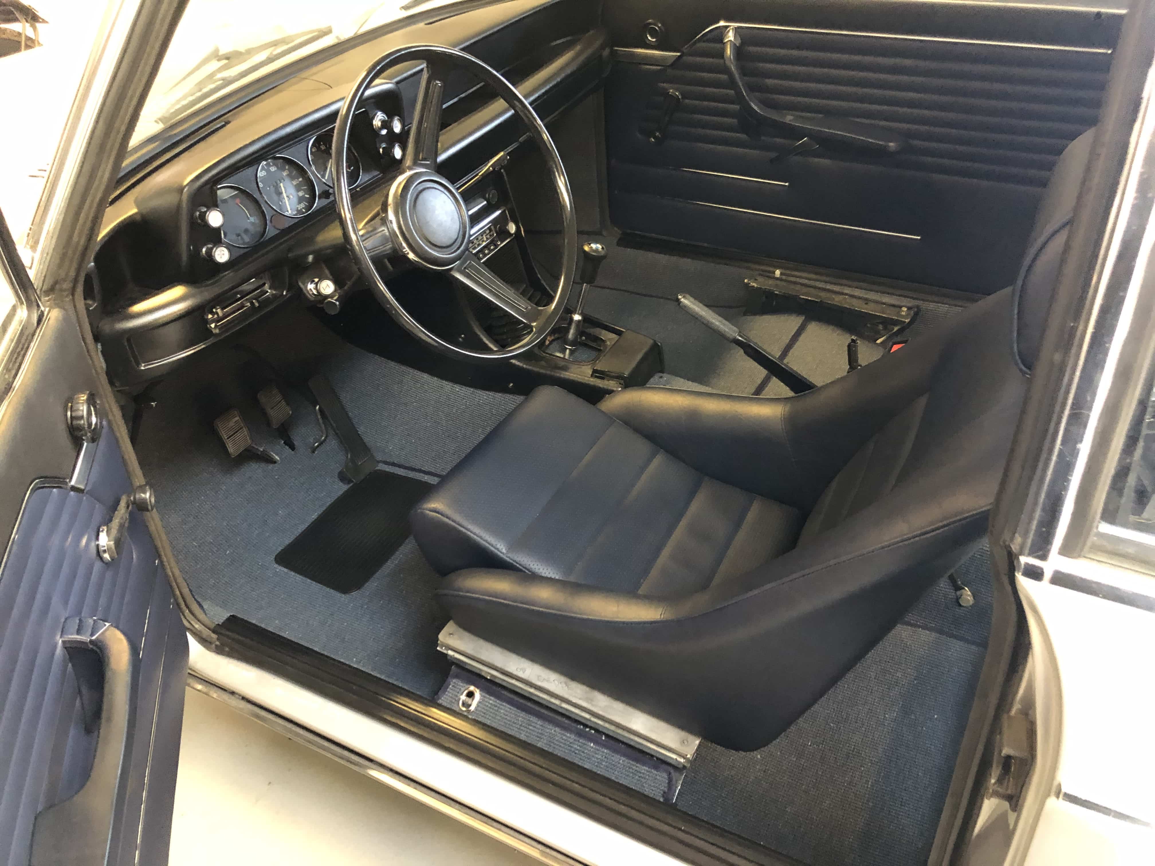 Bil indefra hvor man ser førersædet og passagersædet.