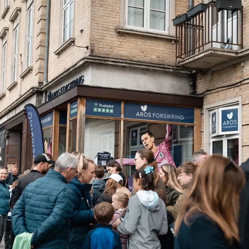 AGF-spiller møder fans ved Aros Forsikrings butik på Park Allé under påskeevent