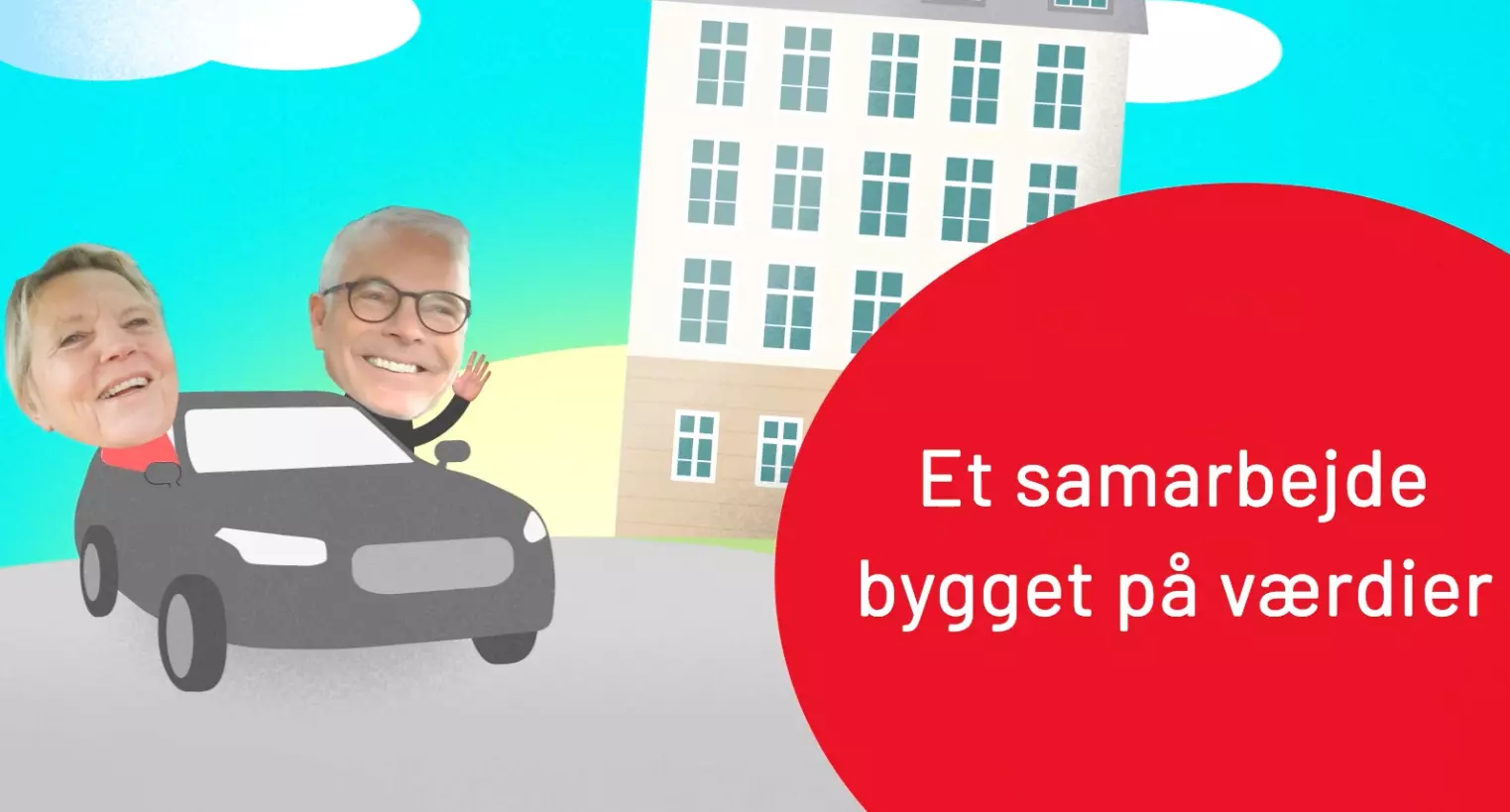 En humoristisk illustration af to personer med deres ansigter klippet ind i en tegnet bilscene. Personen i førersædet har gråt hår og briller, og begge personer smiler bredt. Bilen er enkel og tegnet, med en baggrund af en bygning og blå himmel. Til højre er der en stor rød cirkel med teksten: "Et samarbejde bygget på værdier".