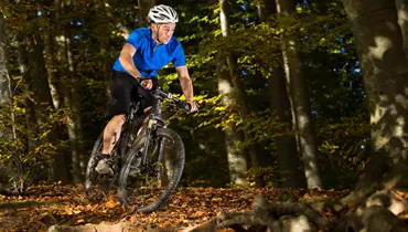 Du bruger din cykel på arbejde, i skole eller til motionscykling. Så et cykeltyveri gør din hverdag meget mere besværligt. Men der er desværre en stigning i tyveri af cykler, og især tyveri af dyre racer- og mountainbikecykler er et hastigt voksende problem. I denne artikel får du tips til at mindske sandsynligheden for, at cykeltyven får lyst til at stjæle din cykel.