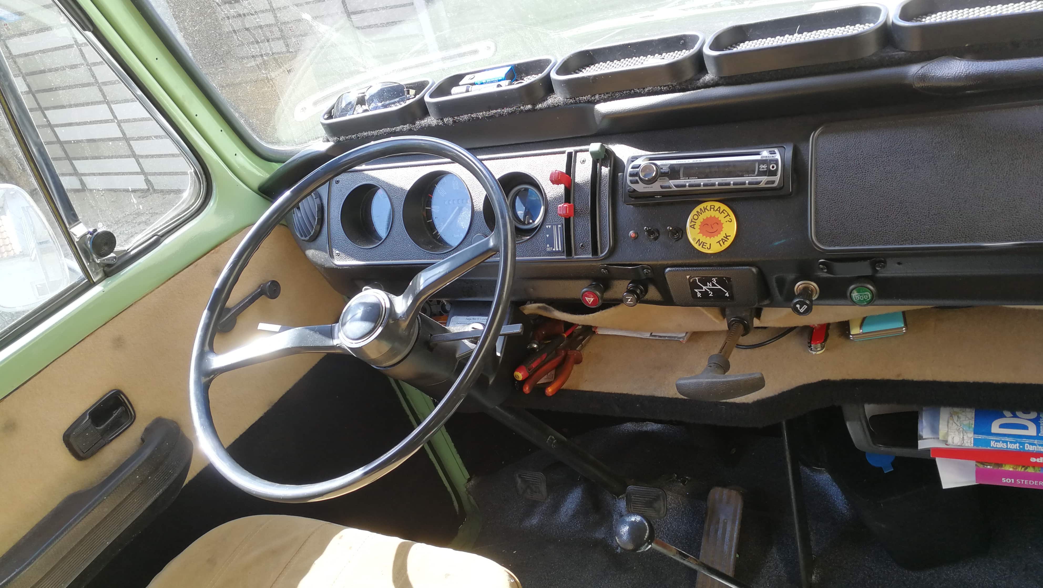 Billedet viser rettet og et instrumentbræt indefra en bil af ældre dato.
