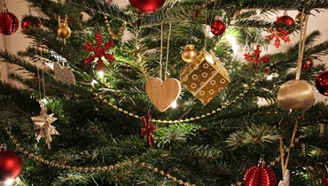 Både juletræer og juledekorationer kan være særdeles brandfarlige. Granet er ofte tørt, og det giver ilden gode forudsætninger for at sprede sig. Selv en mindre brand vil på kun fem minutter kunne fylde dit hjem med røg, og temperaturen vil på kort tid kunne stige til flere hundrede grader og forvandle en hyggelig jul til en livsfarlig begivenhed. I denne artikel får du gode råd til, hvordan du forebygger brand i dit juletræ, og hvad du skal gøre, hvis det alligevel lykkes ilden at få fat – og så giver vi dig selvfølgelig også indblik i, hvordan du er dækket, og hvad du skal være særligt opmærksom på, når du har levende lys i hjemmet.