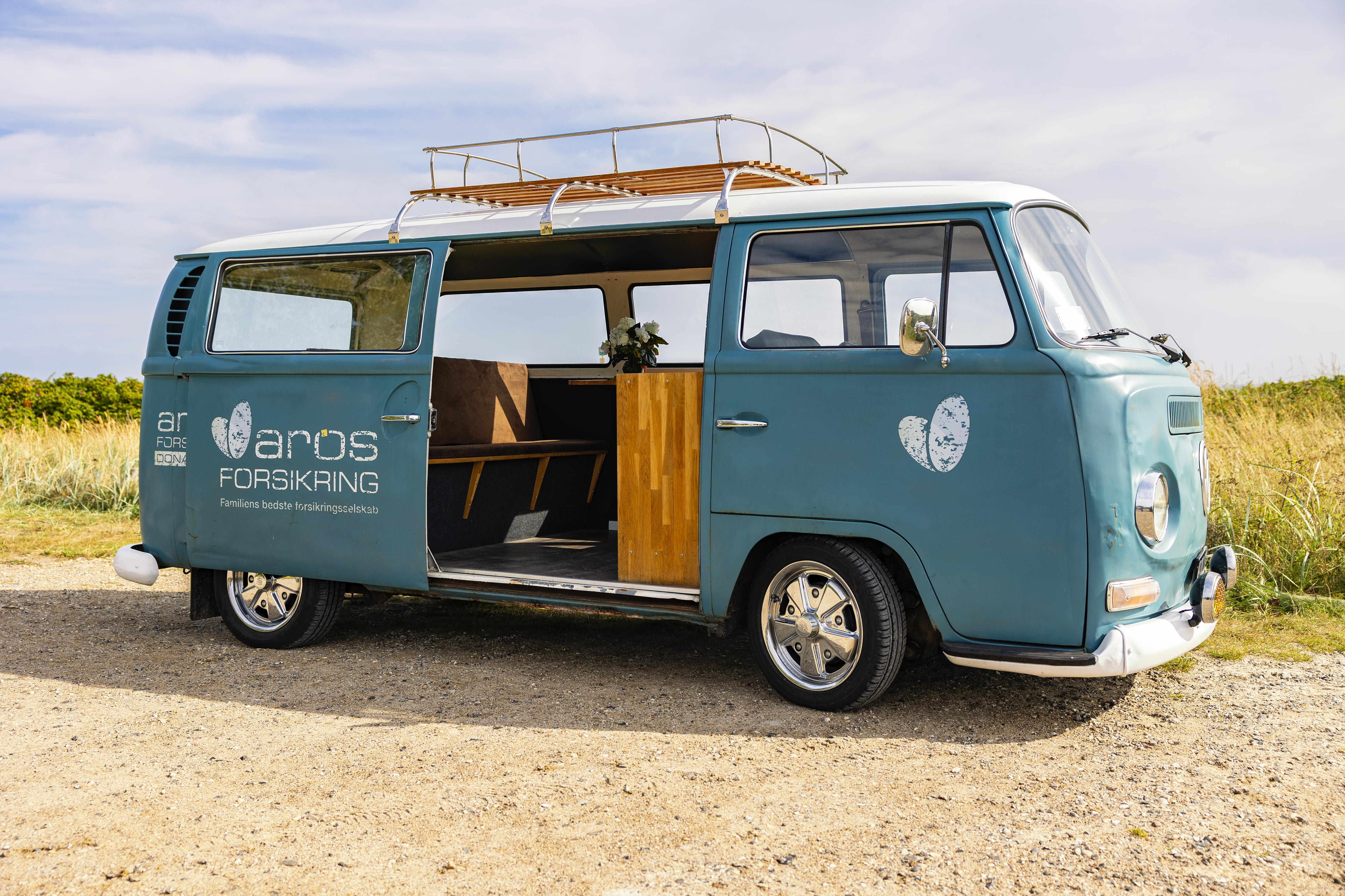 Volkswagen T2 holder parkeret på en strand