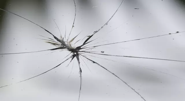 En revne i en rude efter et stenslag.