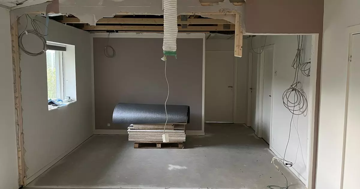 Råt lokale under renovering med blotlagt loft og kabler, klar til ombygning