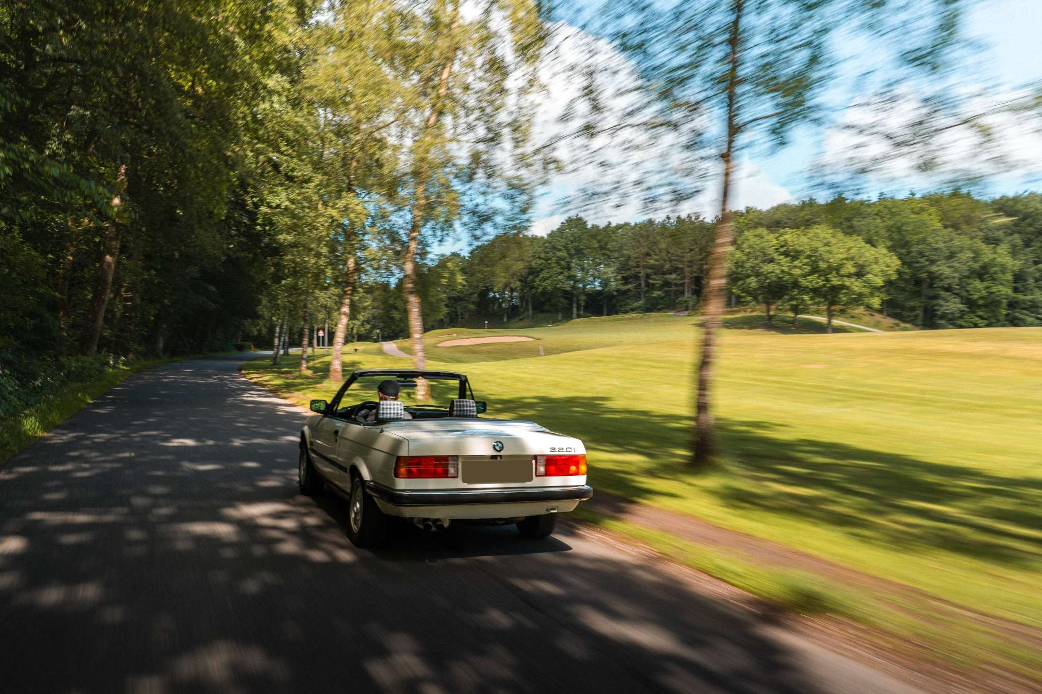 Veteran BMW kører på landevej