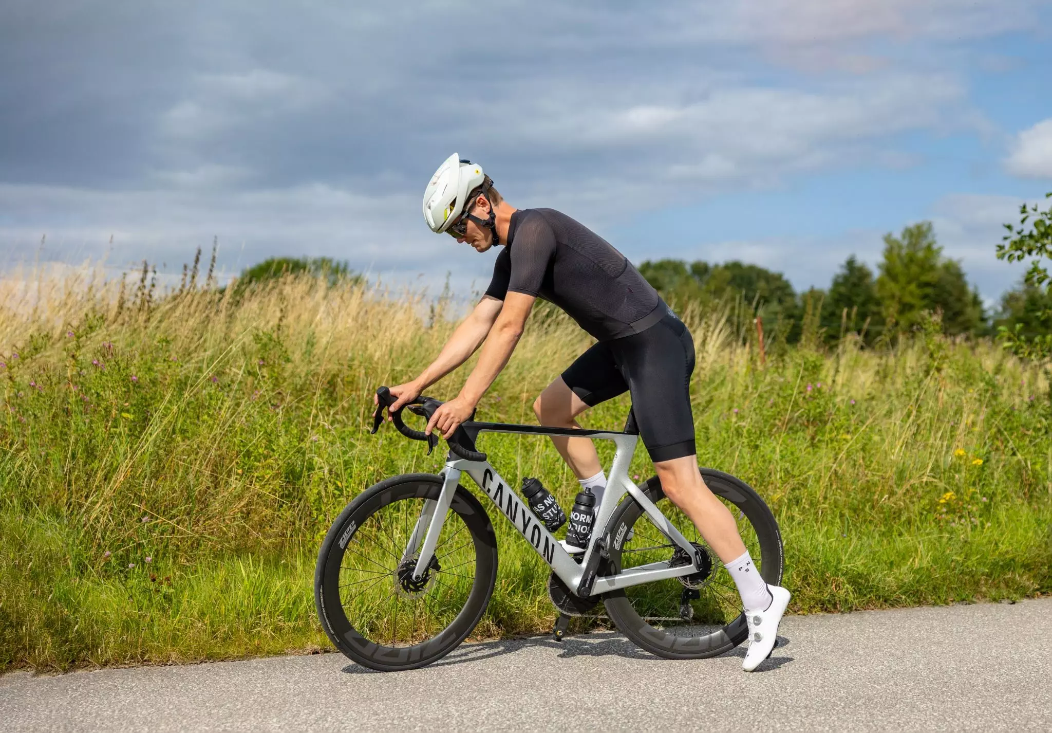 En cykelrytter cykler på sin racercykel i idylliske omgivelser