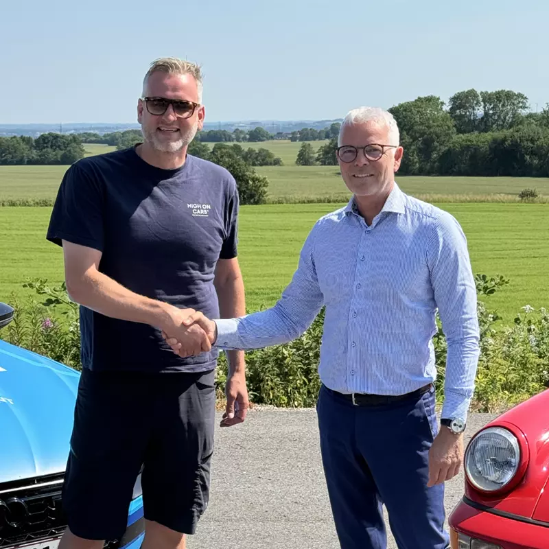 Niels Becker fra High on Cars og Morten Dissing fra Aros Forsikring giver hinanden hånd som symbol på et samarbejde