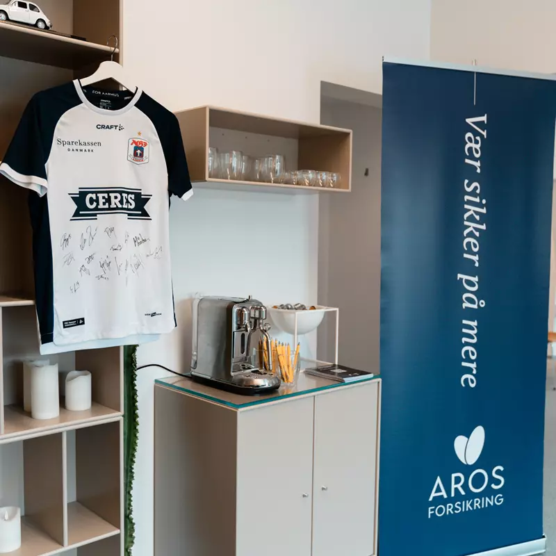 Signeret AGF trøje udstillet i Aros Forsikrings butik til påskeevent