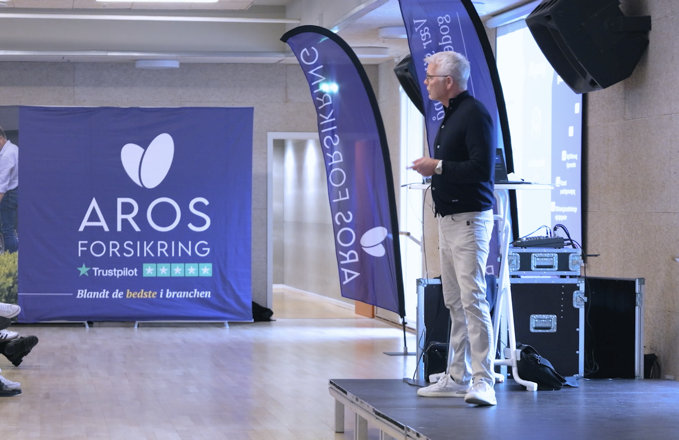 Nytårsbriefing i Aros Forsikring. Direktor Morten Dissing står på scenen. 