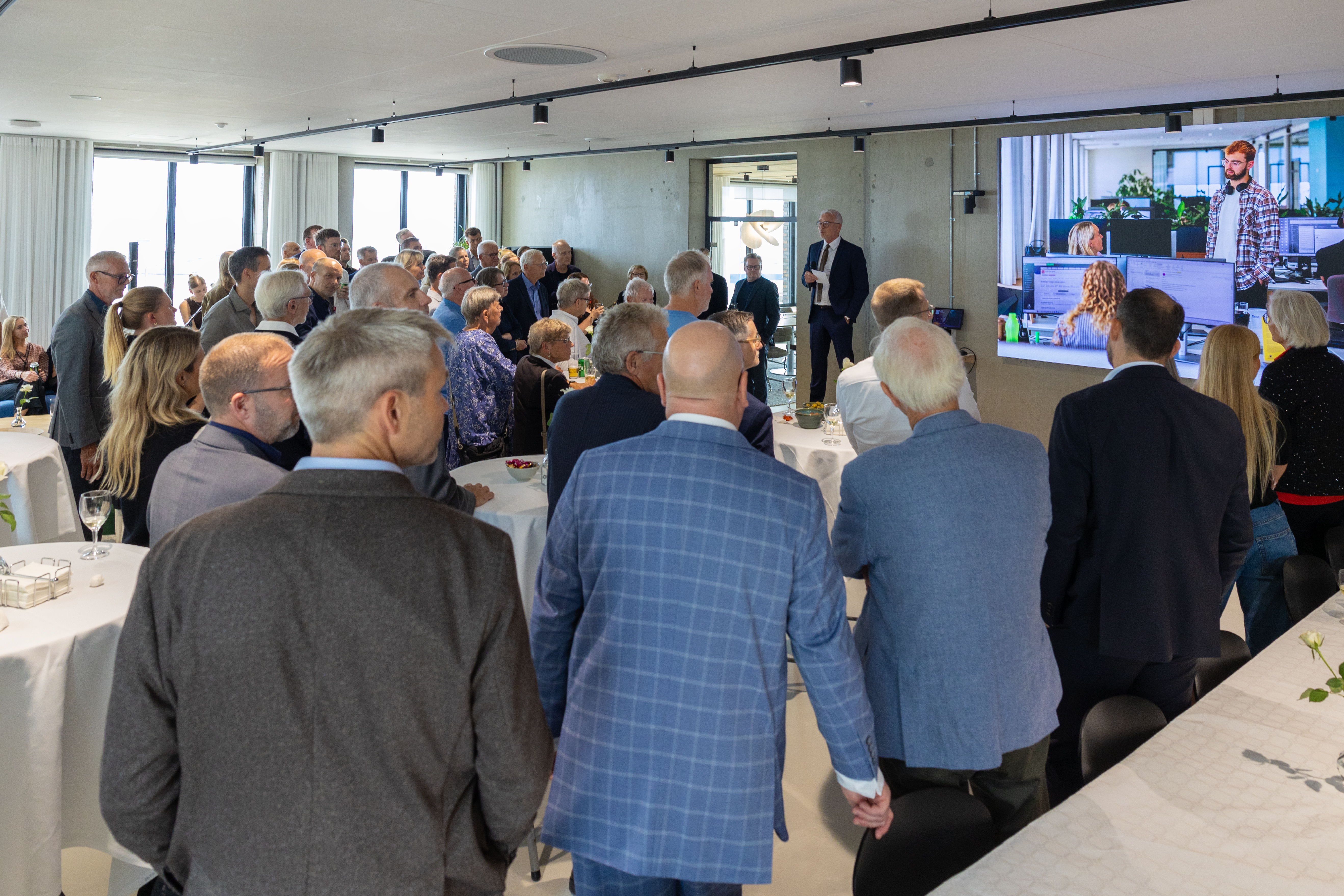 Fredag den 4. september samlede vi omkring 150 samarbejdspartnere, nuværende og tidligere kolleger samt familier til reception i vores nye rammer på Kalkværksvej 11.