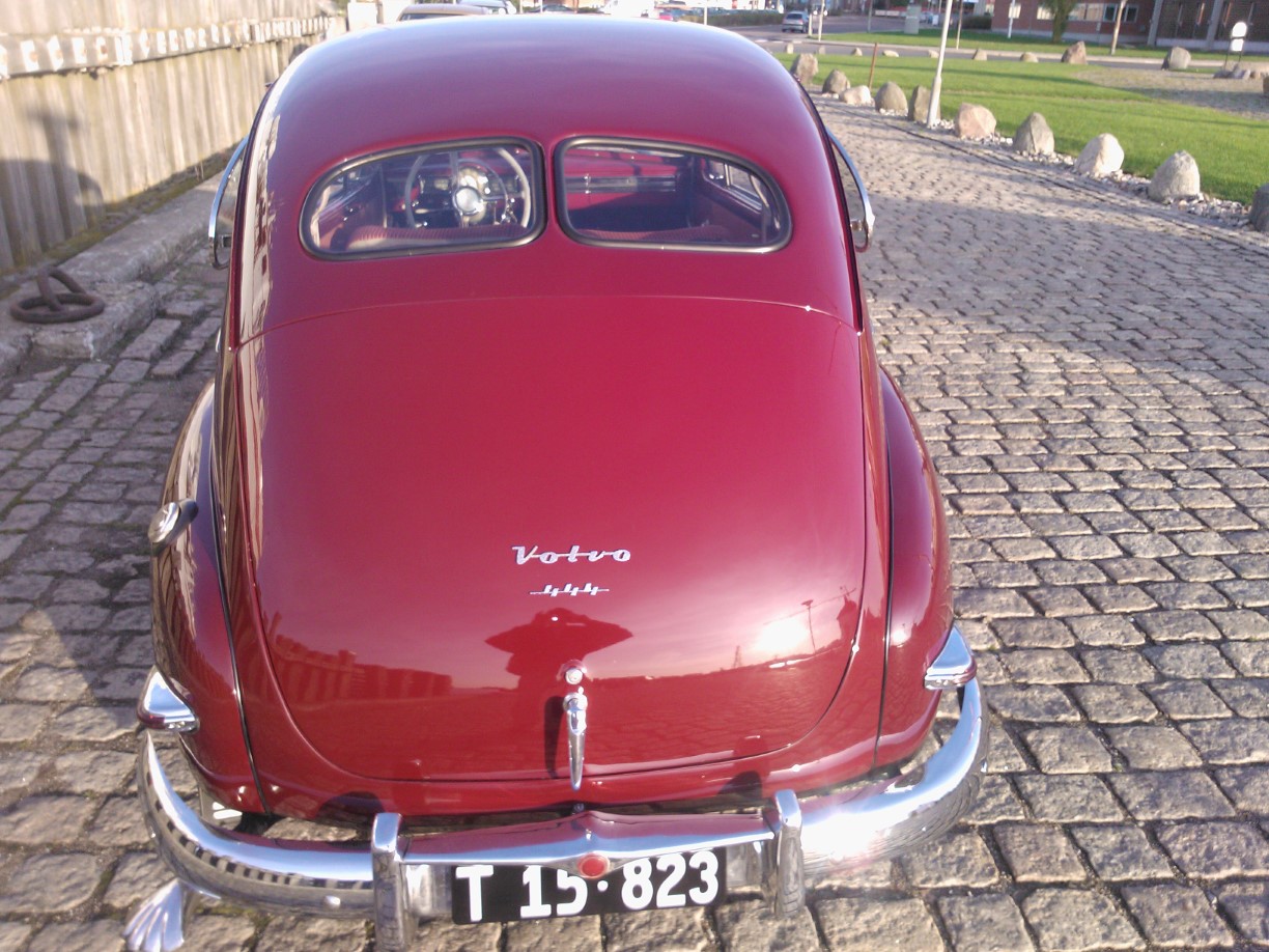 Billedet viser en rød volvo klassisk bil set bagfra.
