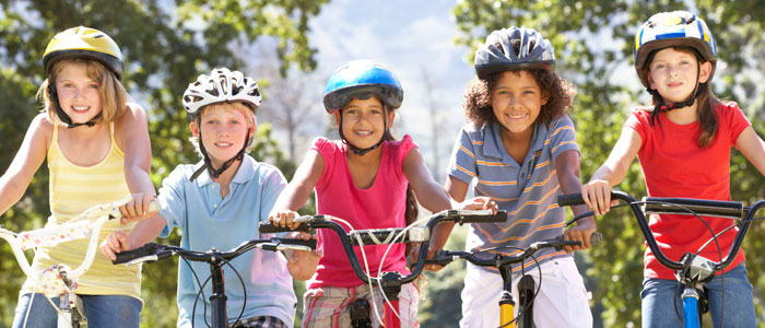 Den er ikke specielt køn, den ødelægger frisuren, og så er den nem at glemme. Cykelhjelmen er ikke en populær hovedbeklædning, men den kan ende med at blive din og familiens bedste ven, hvis uheldet er ude. Brug den – før det er for sent.