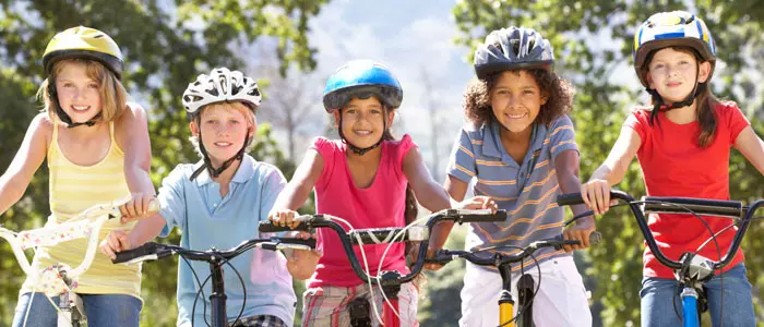 Den er ikke specielt køn, den ødelægger frisuren, og så er den nem at glemme. Cykelhjelmen er ikke en populær hovedbeklædning, men den kan ende med at blive din og familiens bedste ven, hvis uheldet er ude. Brug den – før det er for sent.