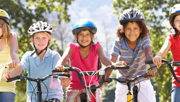 Den er ikke specielt køn, den ødelægger frisuren, og så er den nem at glemme. Cykelhjelmen er ikke en populær hovedbeklædning, men den kan ende med at blive din og familiens bedste ven, hvis uheldet er ude. Brug den – før det er for sent.