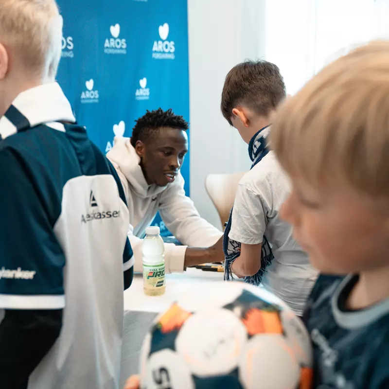 AGF-spiller skriver autografer til børn ved Aros Forsikrings påskeevent i Aarhus