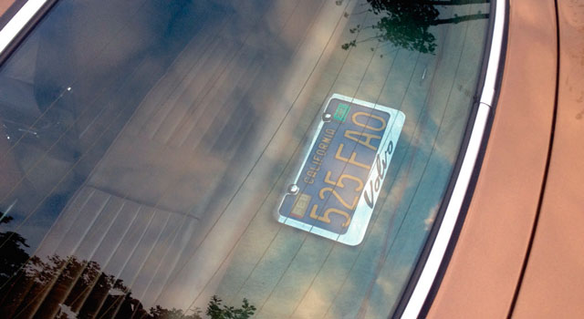 Nummerplade på veteranbil set igennem bilrude.