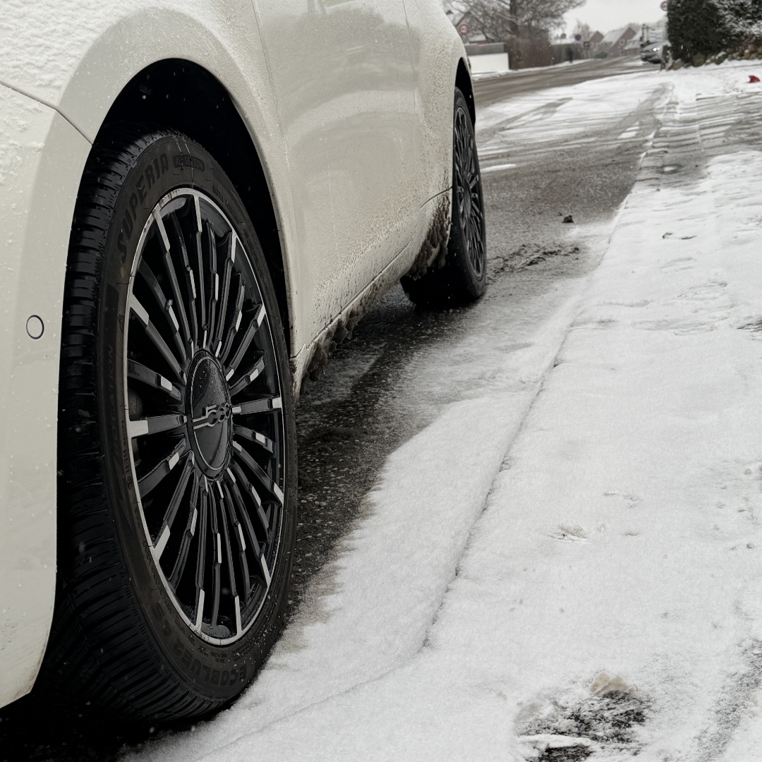 Hvordan forebygger du skader på dit hus, din bil og ikke mindst dig selv under en snestorm, og hvad skal du gøre, hvis uheldet alligevel er ude? I denne artikel får du en række forebyggende råd, ligesom vi også guider dig til, hvordan du skal forholde dig, hvis uheldet er ude.